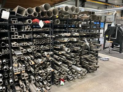 Översiktsbild av various aluminium & stainless steel profiles & tubes